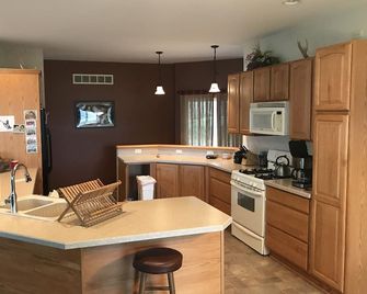 Spacious Vineyard Lake Lakefront Cottage within 5 minutes of MIS - Brooklyn - Kitchen