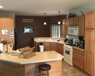 Spacious Vineyard Lake Lakefront Cottage within 5 minutes of MIS - Brooklyn - Kitchen