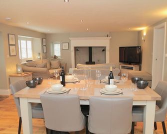 The Old Post Office Barbon, Near Kirkby Lonsdale ,Stunning Two Bedroom Cottage. - Kirkby Lonsdale - Dining room