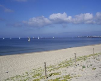 Ground floor apartment with terrace and enclosed garden - Direct Beach Access - La Turballe - Strand