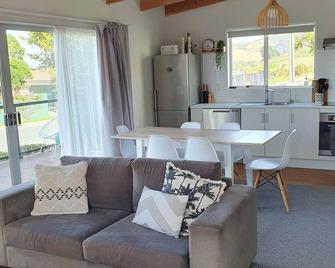Serene on Marine, Kaka Point - Kaka Point - Living room