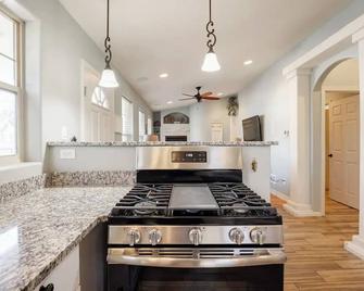 Perfectly located Mountain Home in downtown Colorado Springs. Pet friendly! - Colorado Springs - Cuisine