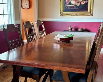 Schwieter Land & Livestock offers cowboy charm plus all the modern amenities - Shelbina - Comedor