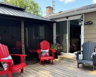 Clean, Cozy Waterfront Cottage with Great location - Quinte West - Patio