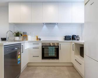 Modern 2 Bed City-Fringe | Carpark & Courtyard - Christchurch - Mutfak