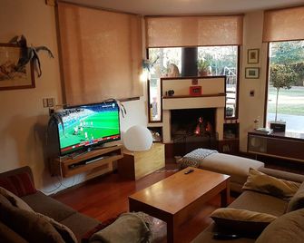 Chacras de Coria, casa con parque y piscina. Ideal para familias. - Chacras de Coria - Living room