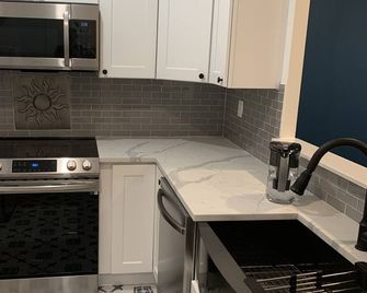 Beach Getaway - Long Beach - Kitchen