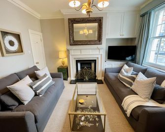 Dolls House - Luxury Townhouse - from 400 Per Night - Henley-on-Thames - Living room