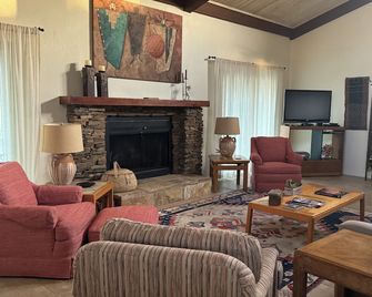 Resort Casita in the Boulders -- gorgeous views of both the sunrise and sunset! - Carefree - Living room