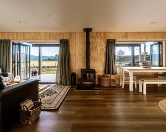 Fiery Peak Eco-Retreat with Stargazing & Hot tub - Geraldine - Вітальня