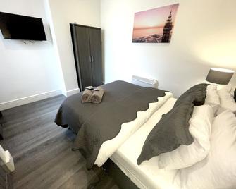 Albert Luxury Hottub And Jacuzzi Apartments - Blackpool - Bedroom