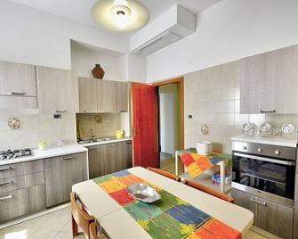 Casa Imma B: A welcoming apartment situated in a quiet location, a few minutes from the town center, with Free WI-FI. - Ogliastro Cilento - Cucina