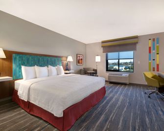 Hampton Inn & Suites by Hilton Marina - Marina - Slaapkamer