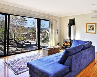 Cloudsong Chalet 1 Close to the village centre - Kangaroo Valley - Living room