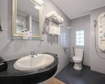 A25 Hotel - 57 Quang Trung - Hanoi - Bathroom