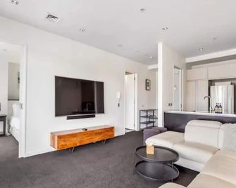 Stunning 2BR Viaduct Views w Parking Zodiak Stays - Auckland - Stue