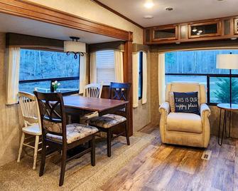 Bungalow+RV/10 acres/Stream/Sleeps6 - Ellijay - Dining room