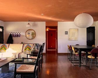Sunshine House - Stunning Hillside Garden Views - Cottonwood - Living room