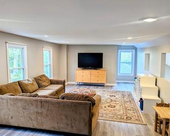 Pet/Family Friendly Farmhouse: Sleeps 10, Firepit, 1 Hour From Chi - Elgin - Huiskamer