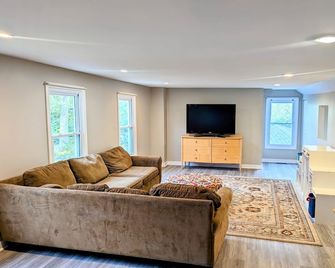 Pet/Family Friendly Farmhouse: Sleeps 10, Firepit, 1 Hour from Chicago - Elgin - Huiskamer