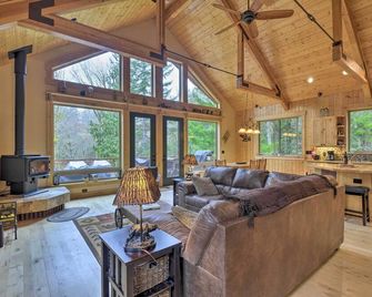 Right Arm Ranch Family Cabin in Port Angeles! - Port Angeles - Living room