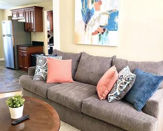 Comfy Easeful Two Bed Apartment 30 min to Boston - Brockton - Living room