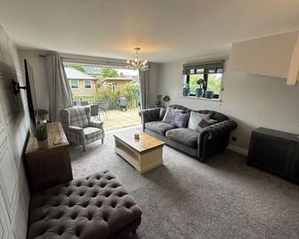 Modern 2 Bedroom House Spacious Large Garden - Westbury - Living room