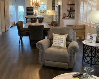 Kings Landing Cayman, A Quiet Beach Escape. - George Town - Living room