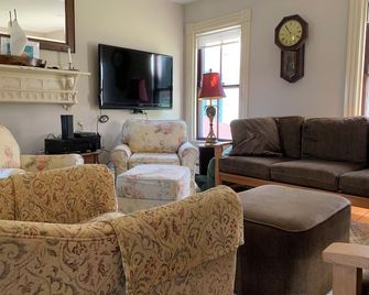 Welcome to The Rumill house with spectacular views, WiFi and the ocean near by. - Tremont - Sala de estar