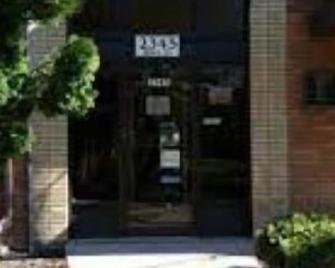 Lovely 2 Bedroom Condo With Pool - Lansing