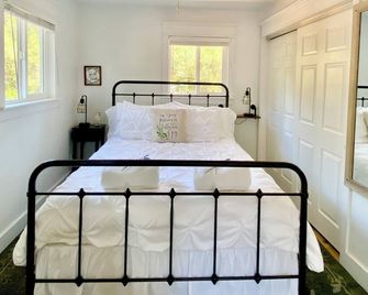 Charming Retreat Home Amid Oak Trees in Central Coast Wine Country - Atascadero - Bedroom