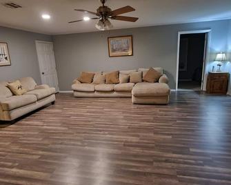 Cozy home with great fishing from dock.Peaceful and Private with nature trails. - Farmerville - Living room