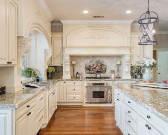 Grand Contento by AvantStay Extraordinary Estate w Pool Movie Room - Temecula - Kitchen