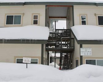 Apex Mountain ~ The Snuggle Inn ~ Cozy Apartment - Hedley - Building