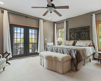Mountaintop Oasis: Family Fun, Paved Access, Very Close to Town and Blue RidgeP - Waynesville - Ložnice