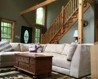 Enjoy the Beautiful Outdoors at the Boarding Bear Chalet- Mins to Rafting & JFBB - Jim Thorpe - Living room