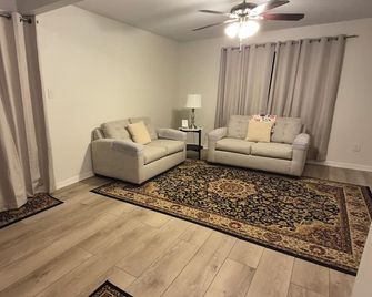 3 Bed, 2 Bath, 1900 sq. ft. home, quaint Belen area. Golf Course community. - Belén - Sala de estar