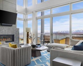 Silverado by AvantStay Snowboarders Skiers Paradise w Hot Tub Views Easy Slope Access - Park City - Living room