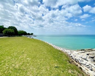 Kingbed,sleeps10+,smrttv,bbq,gym,firetable,fullkitchen. All In Walking Distance. - Goderich - Beach