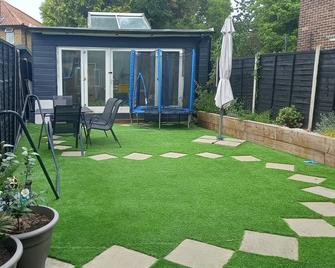 Stunning 1-Bed Cabin in Bromley with hot tub - Bromley - Patio