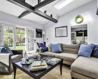 Wine Country Farmhouse: Hot Tub, Deck & Beautiful Views - Santa Rosa - Living room