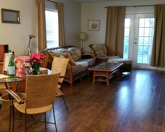 Kid and Pet Friendly Family Ocean Oasis! 2 Blocks from the Beach, East side A1A. - Neptune Beach - Sala de estar
