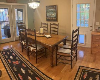 Home on Lake Hartwell - Lake Life with wraparound porches, fire pit and dock - Westminster - Dining room