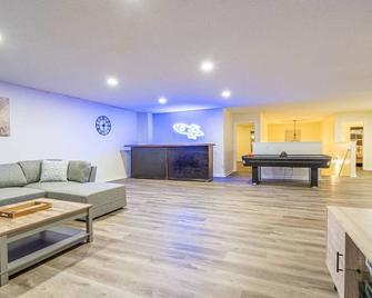 ⥼the Luxe⥽ Alluring 4600 Sq Feet 6 Bed 4 Bath Home - Madison - Living room