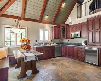 Lake Cottage House with Pool at UC Davis - Davis - Kitchen