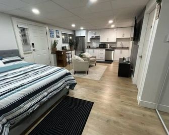 Island Retreat - Relax & Explore - Victoria - Bedroom