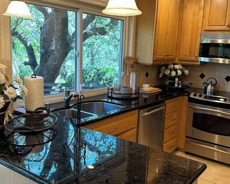 Rare Find! Yellow House Sanctuary on Hinkle Creek - Folsom - Keuken