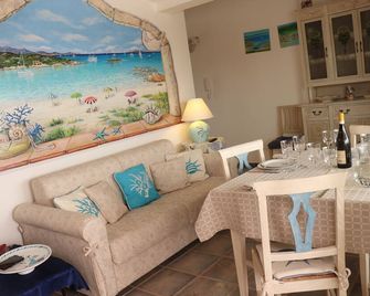 [Cannigione] just a few steps from the sea - Baia Sardinia - Essbereich