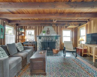 Historic Cottage w/ Beautiful Oceanfront View - Marshfield - Sala de estar