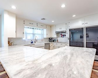 NEW! Moonlight Manor- Pool & Hot Tub- Just minutes from Downtown Waco - Robinson - Cocina